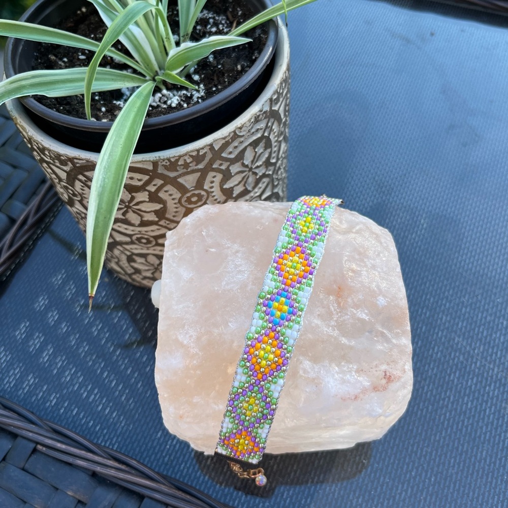 ✨ Handmade Beaded Loom Bracelet✨
– Petite Collection: 🌞Sunburst Bloom🌼